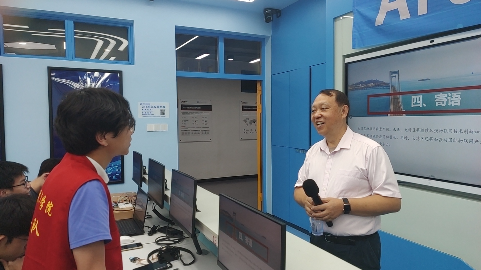 林广明教授与同学们交流.jpg